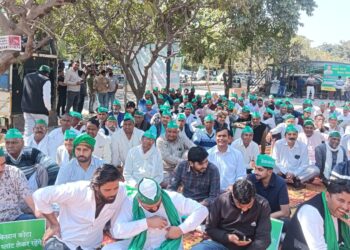 किसानों ने यमुना प्राधिकरण के बाहर की महापंचायत, अपनी मांगो को लेकर किया जोरदार प्रदर्शन