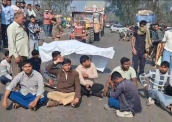 दर्दनाक हादसा : फाल्ट ठीक करने गए लाइनमैन की झुलसने से मौत, परिजनों ने लापरवाही का लगाया आरोप,शव को रोड पर रखकर लगाया जाम