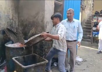 होली से पहले एक्शन में खाद्य विभाग: नोएडा में 100 किलो दूषित गुलाब जामुन नष्ट, भारी मात्रा में खाद्य तेल सीज