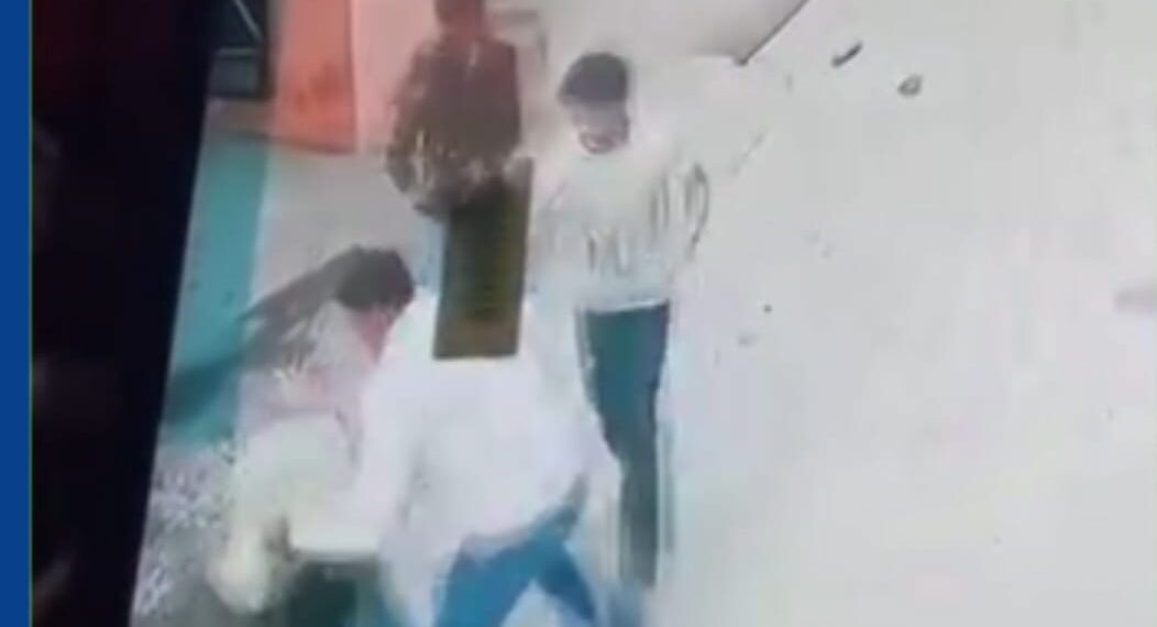 ग्रेटर नोएडा में घर के बाहर दिनदहाड़े युवक की गोली मारकर हत्या, पुरानी रंजिश के चलती हुई हत्या, घटना का सीसीटीवी फुटेज भी आया सामने