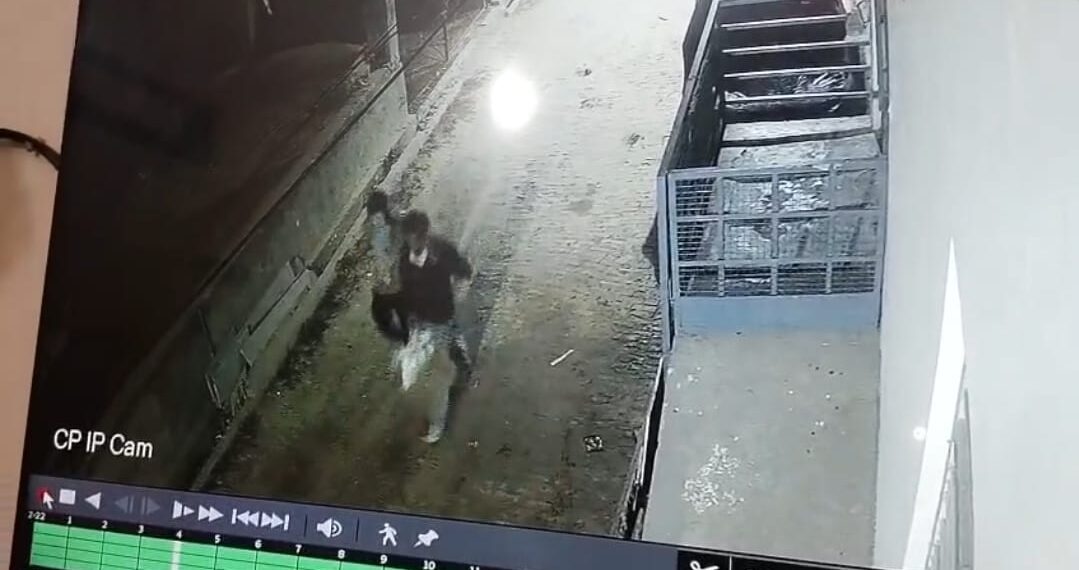 दादरी : शादी में गया था परिवार, पीछे से चोरों ने बंद घर को खंगाला, लाखों की नकदी और जेवर पार, CCTV में कैद हुए चोर
