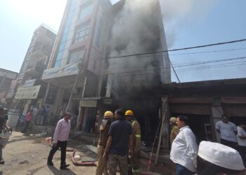 ग्रेटर नोएडा वेस्ट: शाहबेरी में पीवीसी पैनल की दुकान में भीषण आग