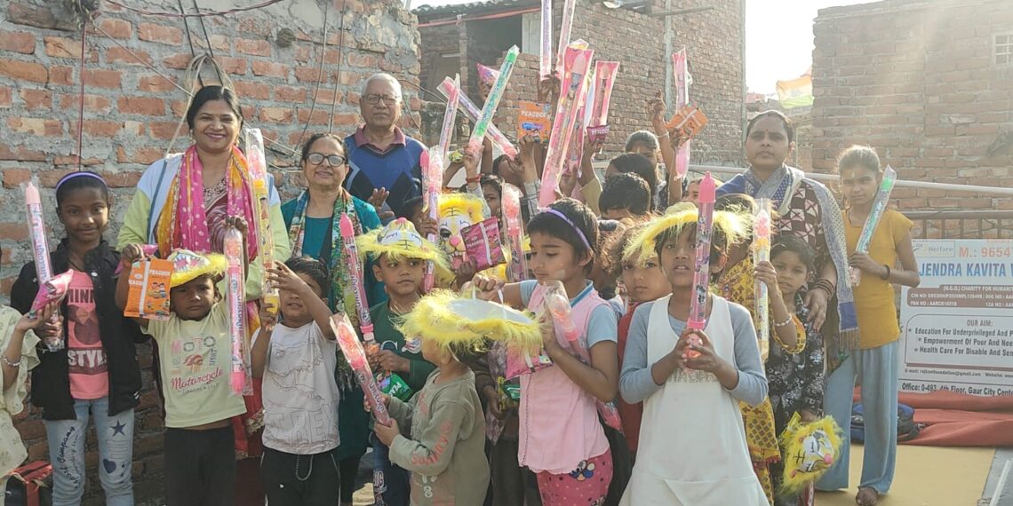 राजेंद्र कविता फाउंडेशन एनजीओ ने जरूरतमंद बच्चों के स्कूल में मनाया होली का त्योहार
