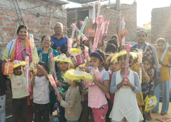 राजेंद्र कविता फाउंडेशन एनजीओ ने जरूरतमंद बच्चों के स्कूल में मनाया होली का त्योहार