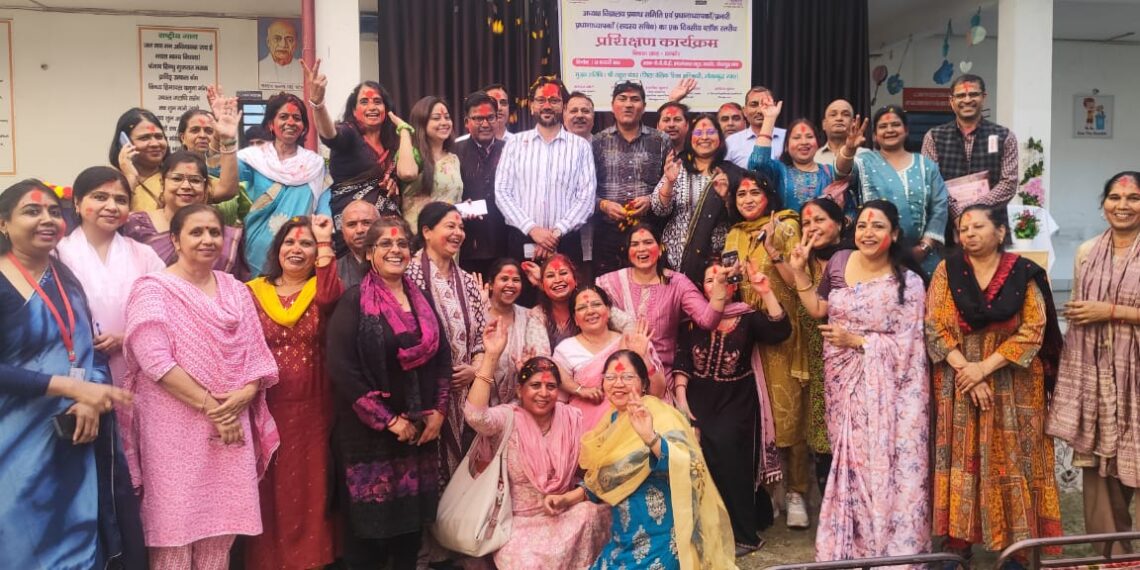 खण्ड शिक्षा अधिकारी ने शिक्षको के बीच मनाई होली दी शुभकामनाएं