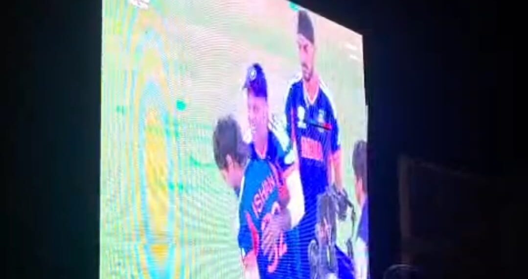 भारत की जीत के जश्न में डूबा नोएडा और ग्रेटर नोएडा, सोसाइटियों में प्रोजेक्टर लगाकर देखा गया फाइनल मैच