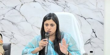 जिलाधिकारी मेधा रूपम ने एलपीजी तथा पेट्रोल-डीजल वितरण एजेंसी के अधिकारियों के साथ की बैठक