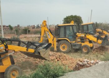 आमका और बिसरख के डूब क्षेत्र में अतिक्रमण पर ग्रेनो प्राधिकरण ने चलाया बुल्डोजर