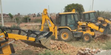 आमका और बिसरख के डूब क्षेत्र में अतिक्रमण पर ग्रेनो प्राधिकरण ने चलाया बुल्डोजर