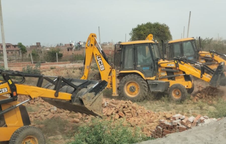 आमका और बिसरख के डूब क्षेत्र में अतिक्रमण पर ग्रेनो प्राधिकरण ने चलाया बुल्डोजर