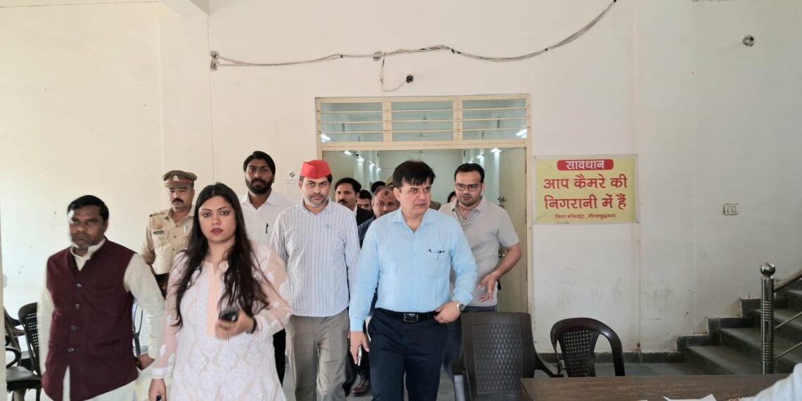 गौतमबुद्धनगर जिलाधिकारी ने किया EVM वेयरहाउस का त्रैमासिक निरीक्षण, राजनीतिक दलों की मौजूदगी में परखी सुरक्षा