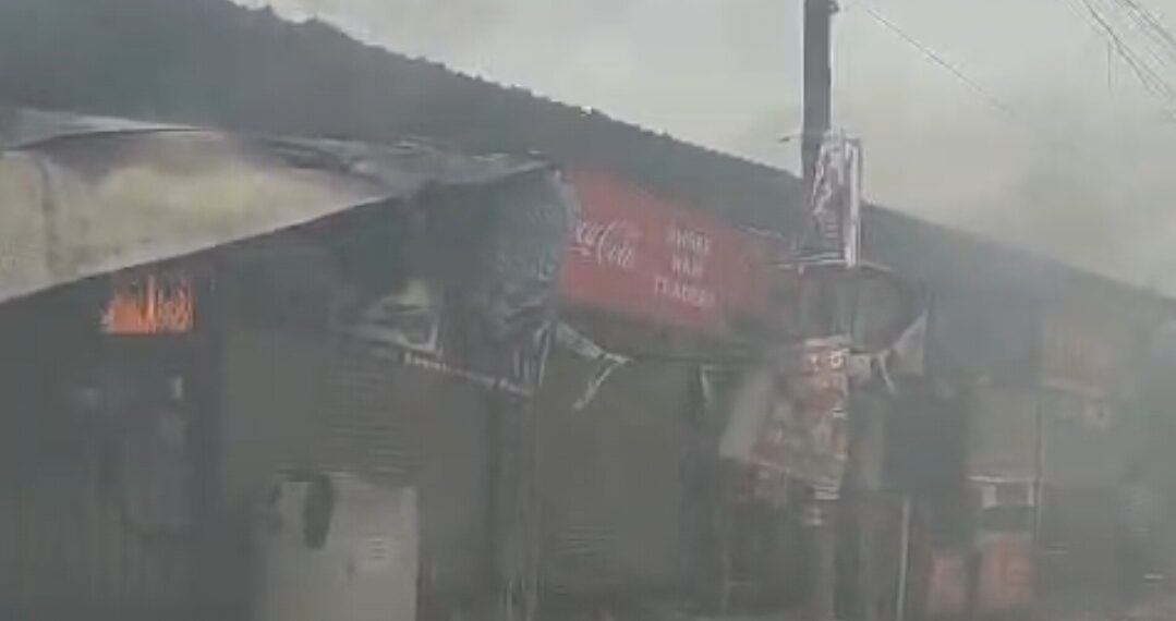 शाहबेरी में परचून की दुकान में लगी भीषण आग, फूड स्टॉल को भी लिया चपेट में, मची अफरा-तफरी, दमकल विभाग ने आग पर पाया काबू