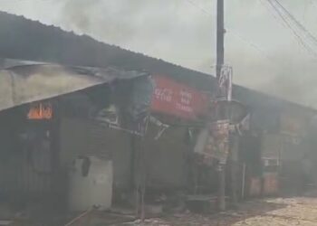 शाहबेरी में परचून की दुकान में लगी भीषण आग, फूड स्टॉल को भी लिया चपेट में, मची अफरा-तफरी, दमकल विभाग ने आग पर पाया काबू