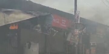 शाहबेरी में परचून की दुकान में लगी भीषण आग, फूड स्टॉल को भी लिया चपेट में, मची अफरा-तफरी, दमकल विभाग ने आग पर पाया काबू