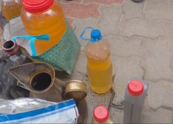 ग्रेटर नोएडा: पेट्रोल की जगह भरा गया पानी, 2 दर्जन से ज्यादा गाड़ियां खराब, जमकर हुआ हंगामा