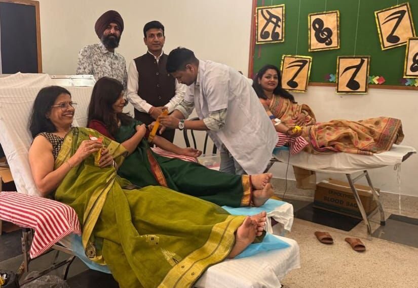 प्रज्ञान स्कूल के अभिवावकों ने बढचढ कर किया रक्तदान