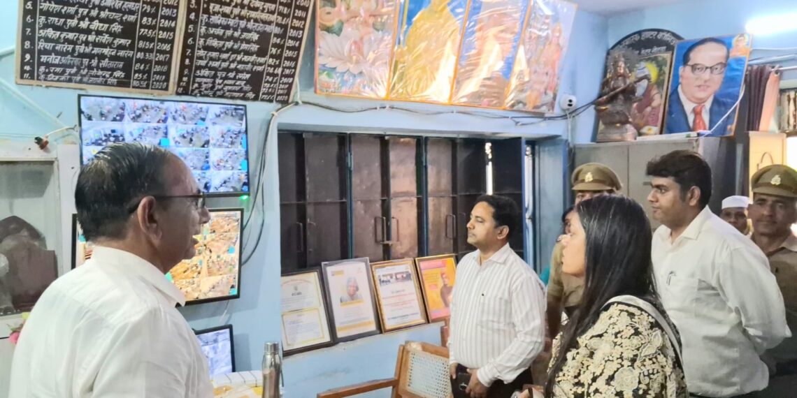 जिलाधिकारी ने परीक्षा केंद्र नेहरू स्मारक इंटर कॉलेज साकीपुर ग्रेटर नोएडा का किया स्थलीय निरीक्षण