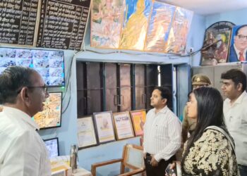 जिलाधिकारी ने परीक्षा केंद्र नेहरू स्मारक इंटर कॉलेज साकीपुर ग्रेटर नोएडा का किया स्थलीय निरीक्षण