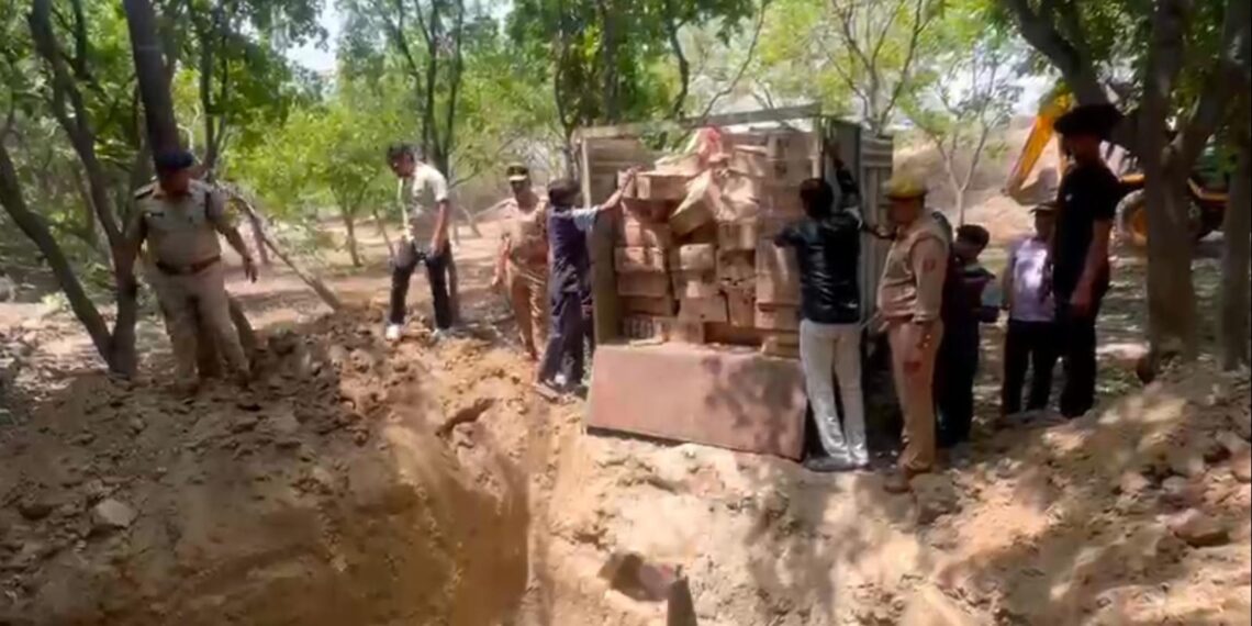 नोएडा पुलिस ने जेसीबी से नष्ट कर जमीन में दबाई 4000 लीटर से अधिक शराब, जाने क्यों ?