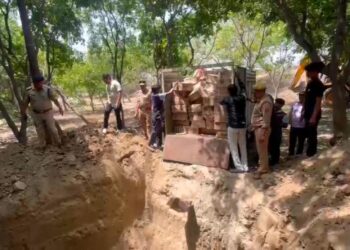 नोएडा पुलिस ने जेसीबी से नष्ट कर जमीन में दबाई 4000 लीटर से अधिक शराब, जाने क्यों ?