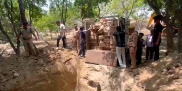 नोएडा पुलिस ने जेसीबी से नष्ट कर जमीन में दबाई 4000 लीटर से अधिक शराब, जाने क्यों ?