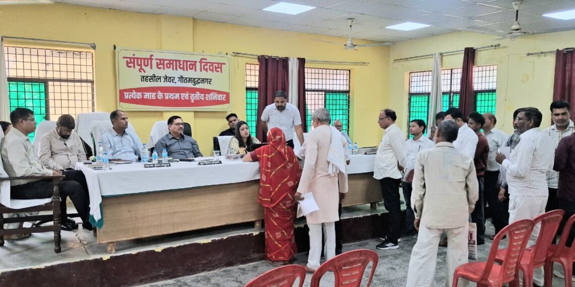 जिलाधिकारी मेधा रूपम ने तहसील जेवर में संपूर्ण समाधान दिवस की अध्यक्षता कर सुनी शिकायतें