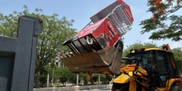 ग्रेटर नोएडा: सड़कों को अतिक्रमण मुक्त बनाने के लिए प्राधिकरण का बड़ा एक्शन, हटाए गए अवैध खोखे