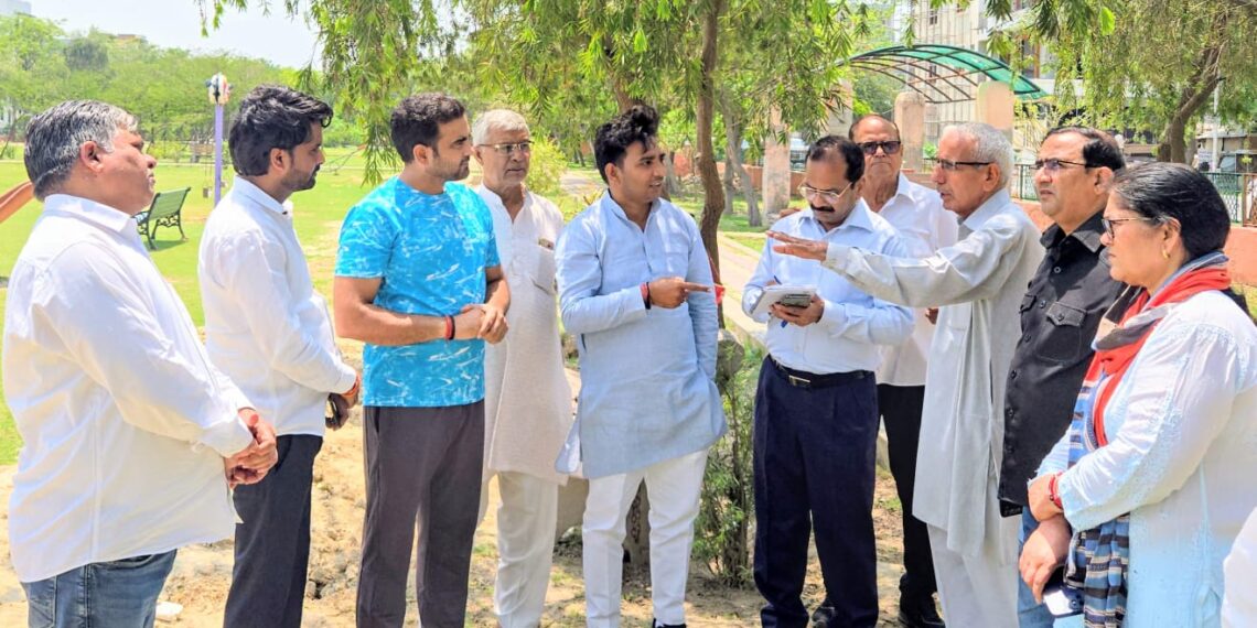 ग्रेटर नोएडा प्राधिकरण के डीजीएम और आला अधिकारियों ने किया सेक्टर डेल्टा-2 का दौरा