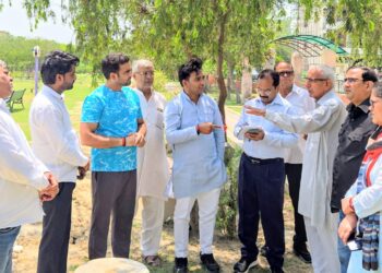 ग्रेटर नोएडा प्राधिकरण के डीजीएम और आला अधिकारियों ने किया सेक्टर डेल्टा-2 का दौरा