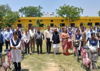 महिला सशक्तिकरण एवं जरूरतमंद की सहायता के अंतर्गत छात्राओं को 100 साइकिलों का वितरण