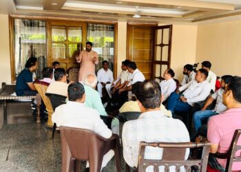 बिल्डरों के द्वारा किए जा रहे भूजल दोहन के विरोध में हड़ताल को सफल बनाने हेतु सेक्टर में गांवों में हुई बैठक