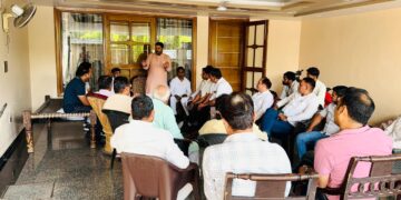 बिल्डरों के द्वारा किए जा रहे भूजल दोहन के विरोध में हड़ताल को सफल बनाने हेतु सेक्टर में गांवों में हुई बैठक
