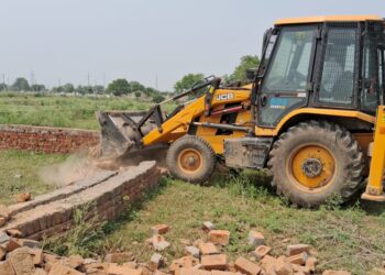 ग्रेनो प्राधिकरण ने भनौता में हटाया अतिक्रमण, 40 हजार वर्ग मीटर जमीन पर अवैध निर्माण को तोड़ा