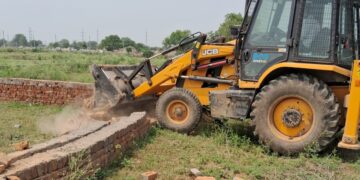 ग्रेनो प्राधिकरण ने भनौता में हटाया अतिक्रमण, 40 हजार वर्ग मीटर जमीन पर अवैध निर्माण को तोड़ा