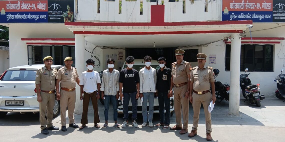 कार में लिफ्ट देकर सवारियों से लूट करने वाले 5 आरोपी गिरफ्तार