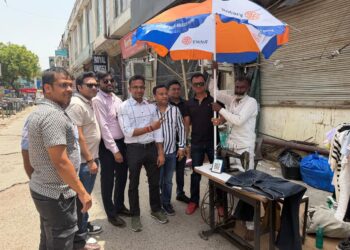 रोटरी क्लब ग्रेटर नोएडा का सराहनीय कार्य, ठेली पटरी लगाने वाले लोगों को छतरी वितरित की