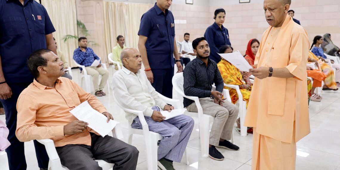 प्रदेशवासियों की सुरक्षा और जनसमस्याओं के लिए सरकार प्रतिबद्ध: मुख्यमंत्री योगी आदित्यनाथ