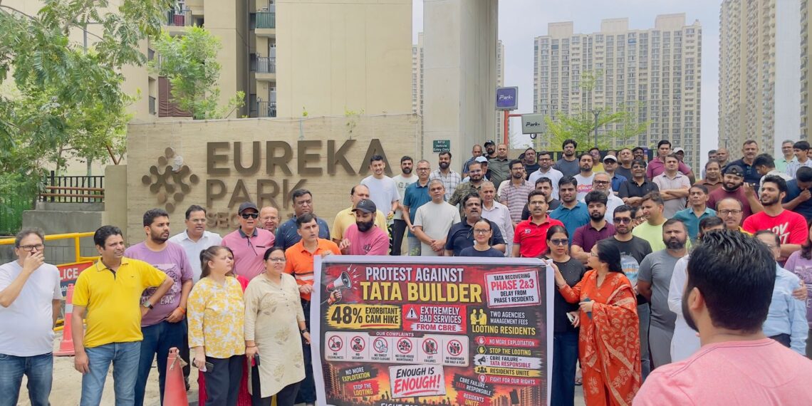 नोएडा में टाटा यूरेका पार्क में 48% मेंटेनेंस शुल्क वृद्धि के खिलाफ निवासियों का प्रदर्शन