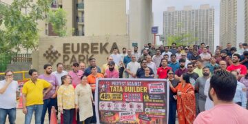नोएडा में टाटा यूरेका पार्क में 48% मेंटेनेंस शुल्क वृद्धि के खिलाफ निवासियों का प्रदर्शन
