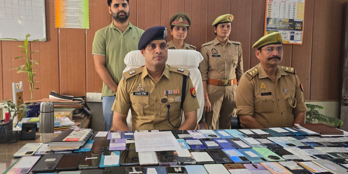 सेंट्रल नोएडा पुलिस का सराहनीय कार्य : सालों पहले गुम हुए मोबाईल लौटाए, खिले लोगों के चेहरे, 121 मोबाईल बरामद