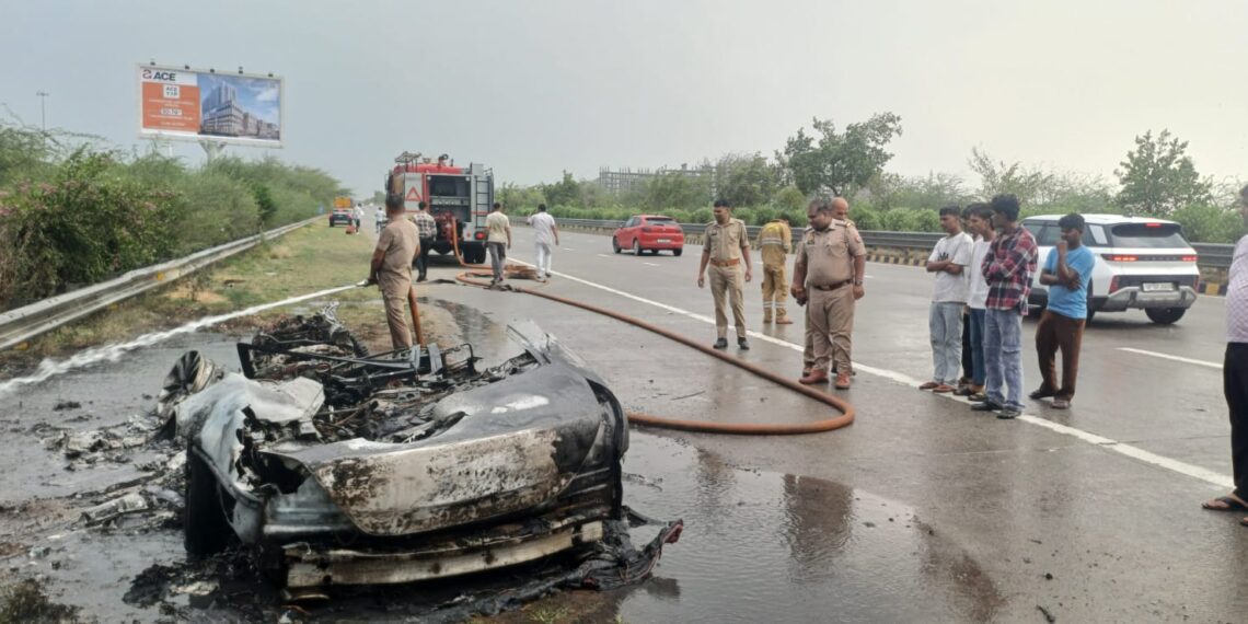 यमुना एक्सप्रेसवे पर चलती जैगवार कार में लगी भीषण आग, चालक ने कूदकर बचाई अपनी जान