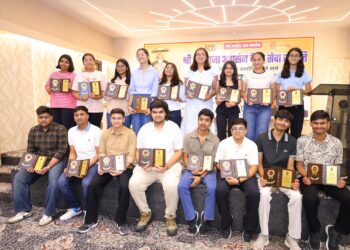 वैश्य समाज ग्रेटर नोएडा ने मेधावी बच्चो को किया सम्मानित