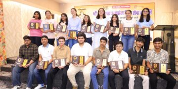 वैश्य समाज ग्रेटर नोएडा ने मेधावी बच्चो को किया सम्मानित