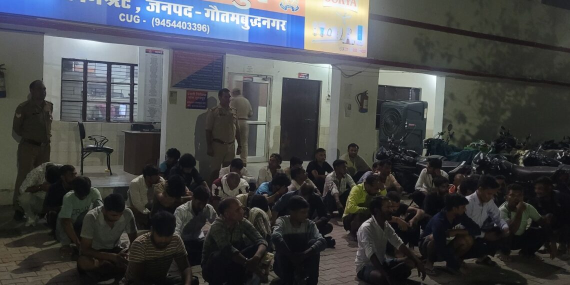 खुले में शराब पीने वालों पर सेंट्रल नोएडा पुलिस का डंडा: एक ही रात में 343 लोग गिरफ्तार, मची भगदड़