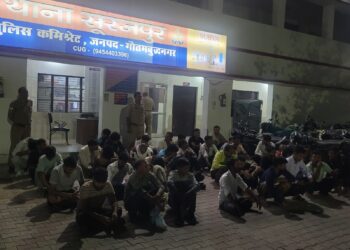 खुले में शराब पीने वालों पर सेंट्रल नोएडा पुलिस का डंडा: एक ही रात में 343 लोग गिरफ्तार, मची भगदड़