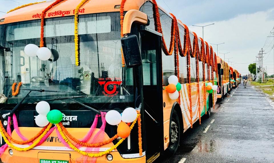 सीएम योगी ने दी गौतमबुद्ध नगर को इलेक्ट्रिक बसों की सौगात