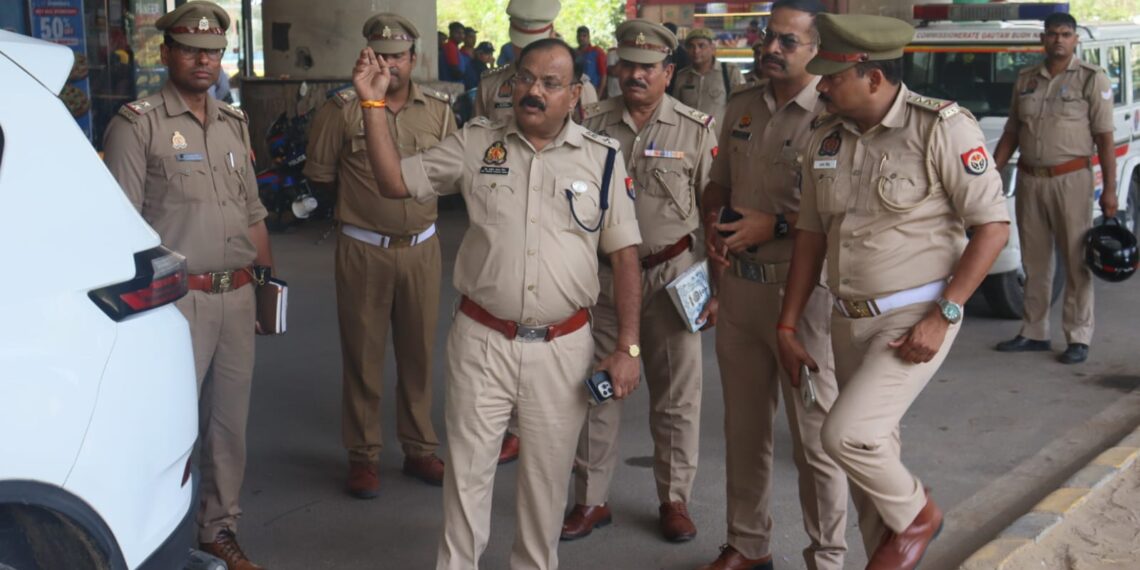ग्रेटर नोएडा पुलिस ने जेवर एयरपोर्ट जाने वाले यात्रियों की सुविधा, सुरक्षा और यातायात (ट्रैफिक) व्यवस्थाओं का जायजा लिया