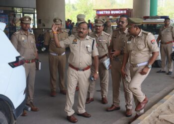 ग्रेटर नोएडा पुलिस ने जेवर एयरपोर्ट जाने वाले यात्रियों की सुविधा, सुरक्षा और यातायात (ट्रैफिक) व्यवस्थाओं का जायजा लिया