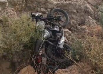 ग्रेटर नोएडा: अधूरे रास्ते ने ली जान, मंझावली पुल के पास गड्ढे में गिरकर बाइक सवार मैनेजर की हुई मौत