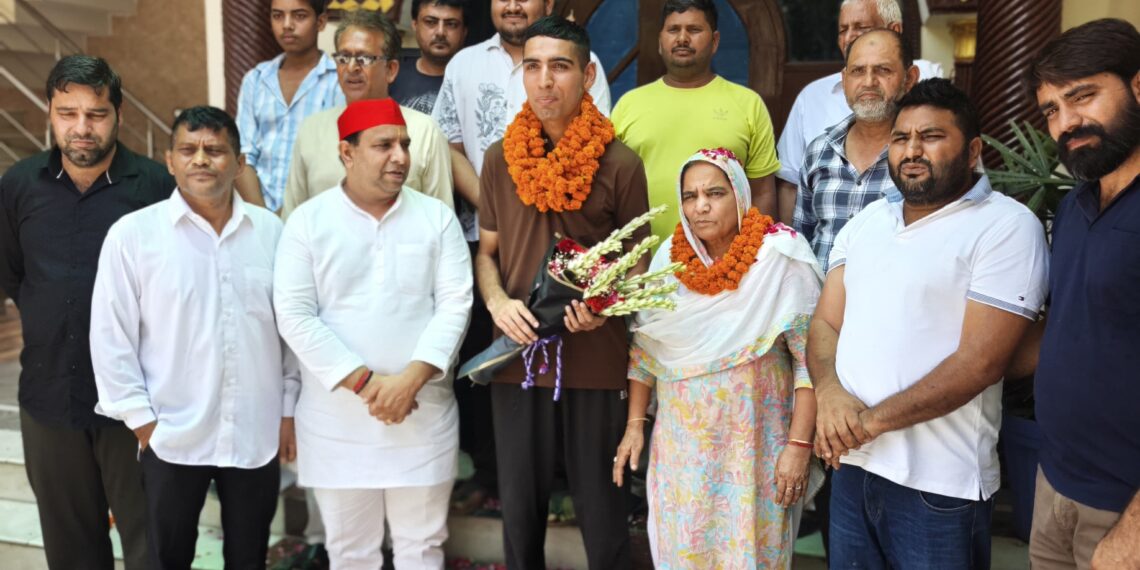 तरुण भाटी के सुपुत्र हर्षित भाटी ने बढ़ाया जिले का मान, फ्लाइंग ऑफिसर बनने पर लगा बधाइयों का तांता